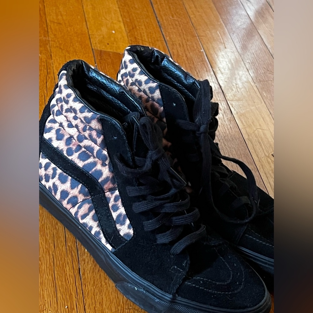 Worn once for a half hour. Fits a women’s 9/9.5. (Men’s 8)